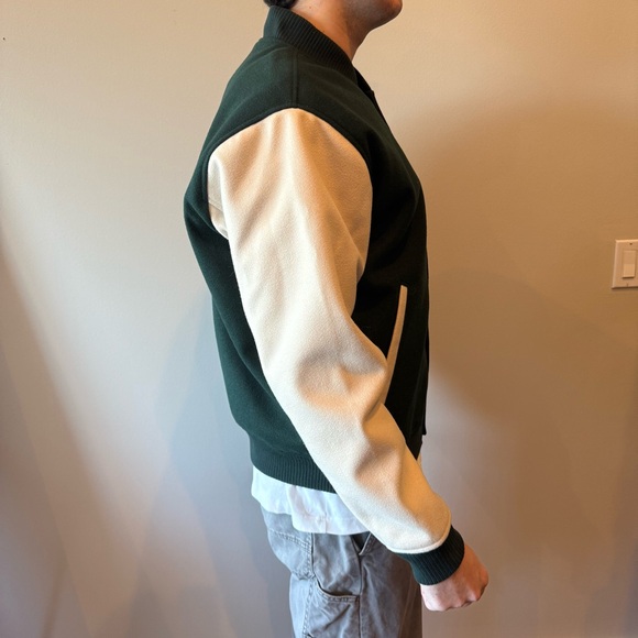 Abercrombie Varsity Bomber Jacket - Men’s LARGE - Like New - Picture 4 of 6